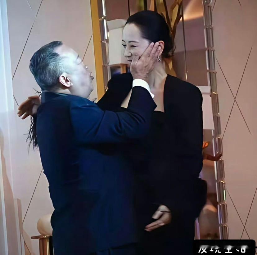 曾志伟曾因拍片过程中“假戏真做”被诟病，这次给海清颁奖，曾志伟又“失态”，双手捧