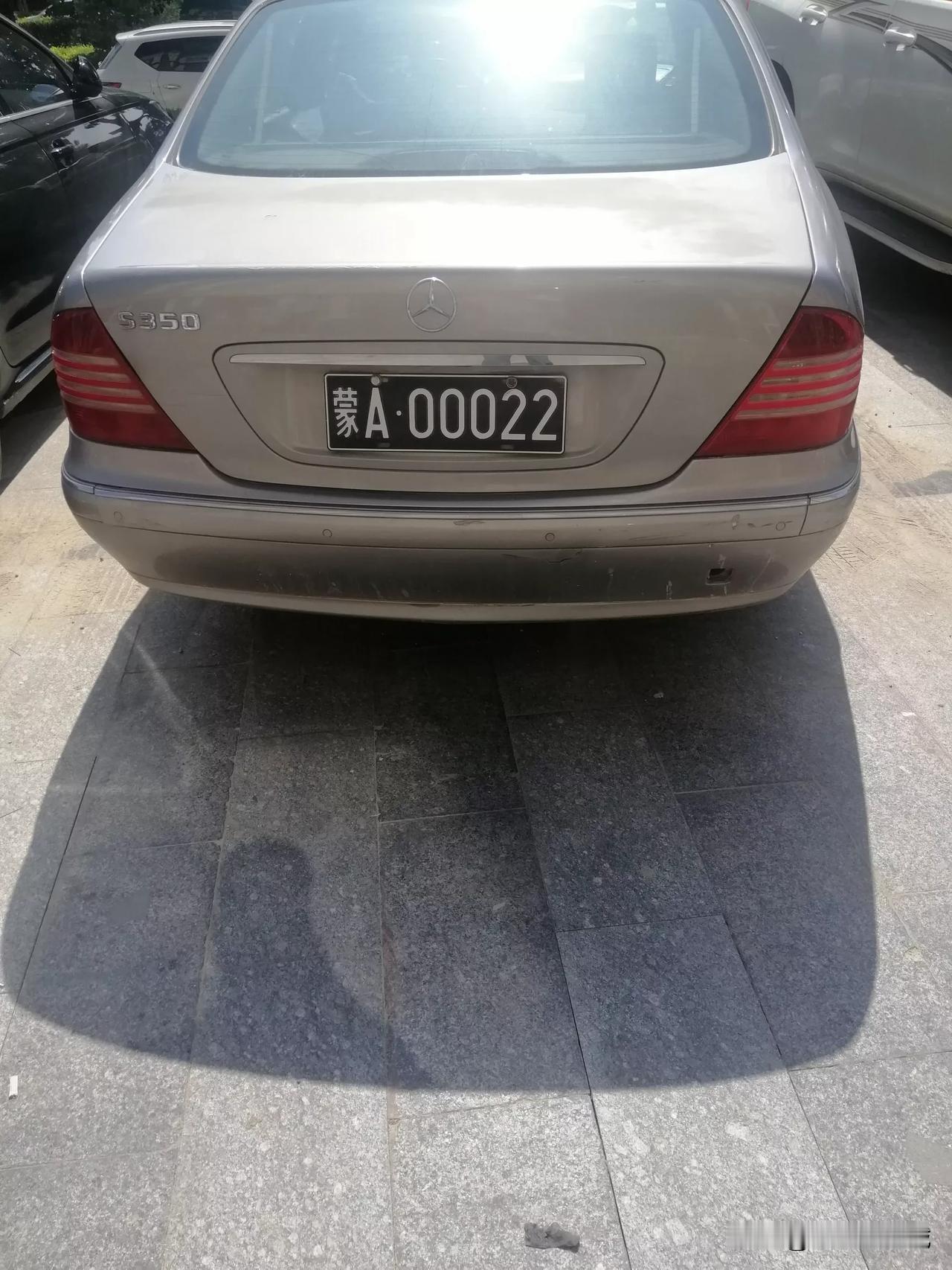 这奔驰车的牌照是黑色的，这是什么单位的啊？？