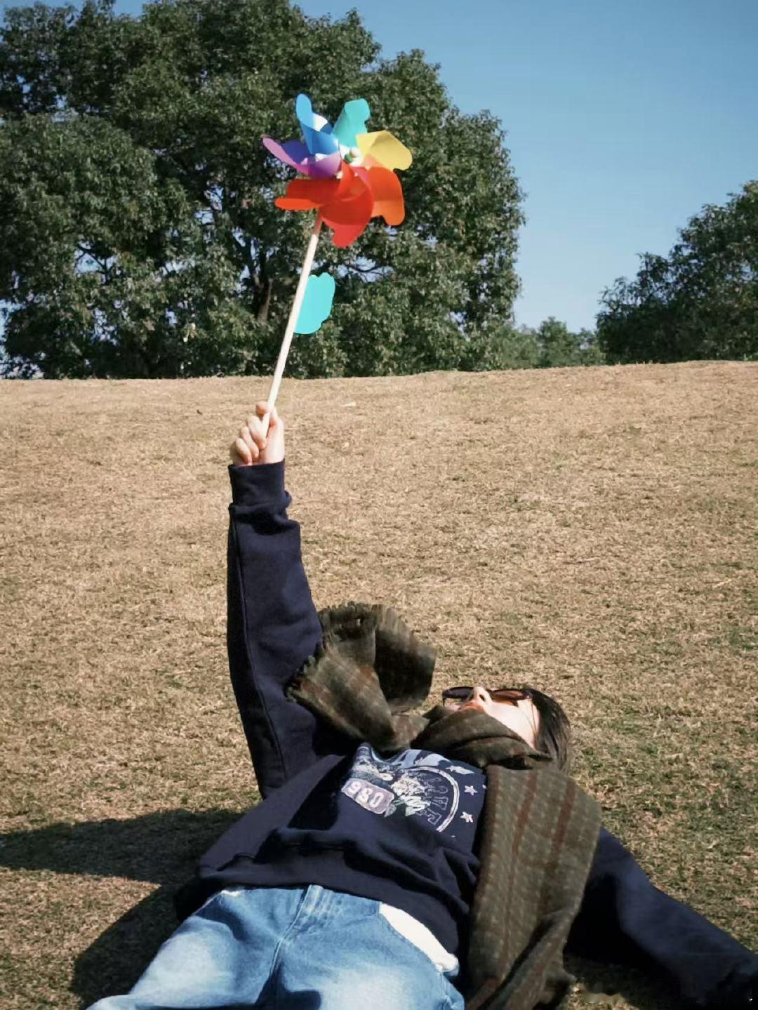 宋祖儿宋祖儿风车头像宋祖儿旷野玩风车好自由有氛围感的风车头像，俺立刻换 