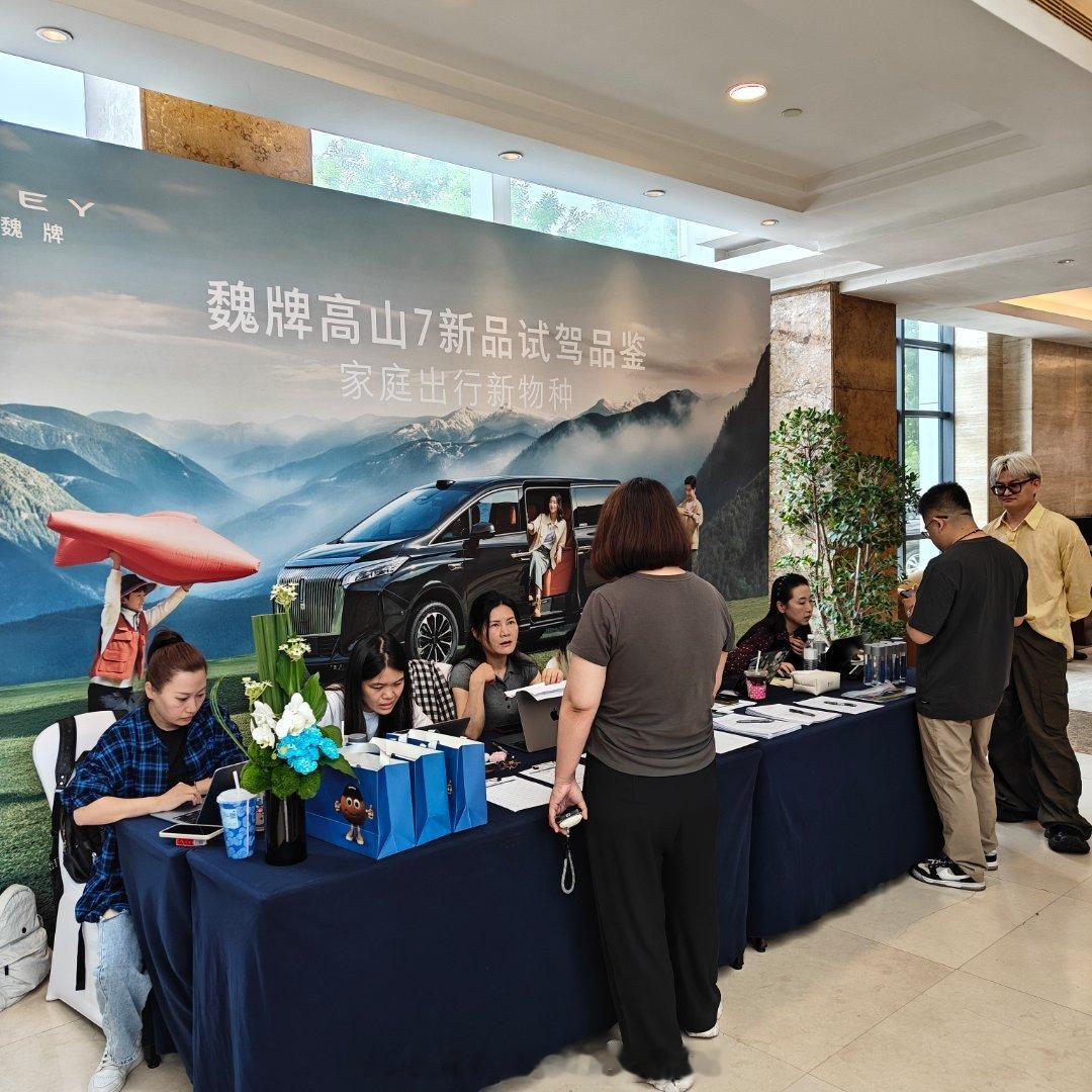 参加极狐的活动到了酒店之后才发现旁边有魏牌蓝山也在搞试驾会现在的汽车活动确实挺多