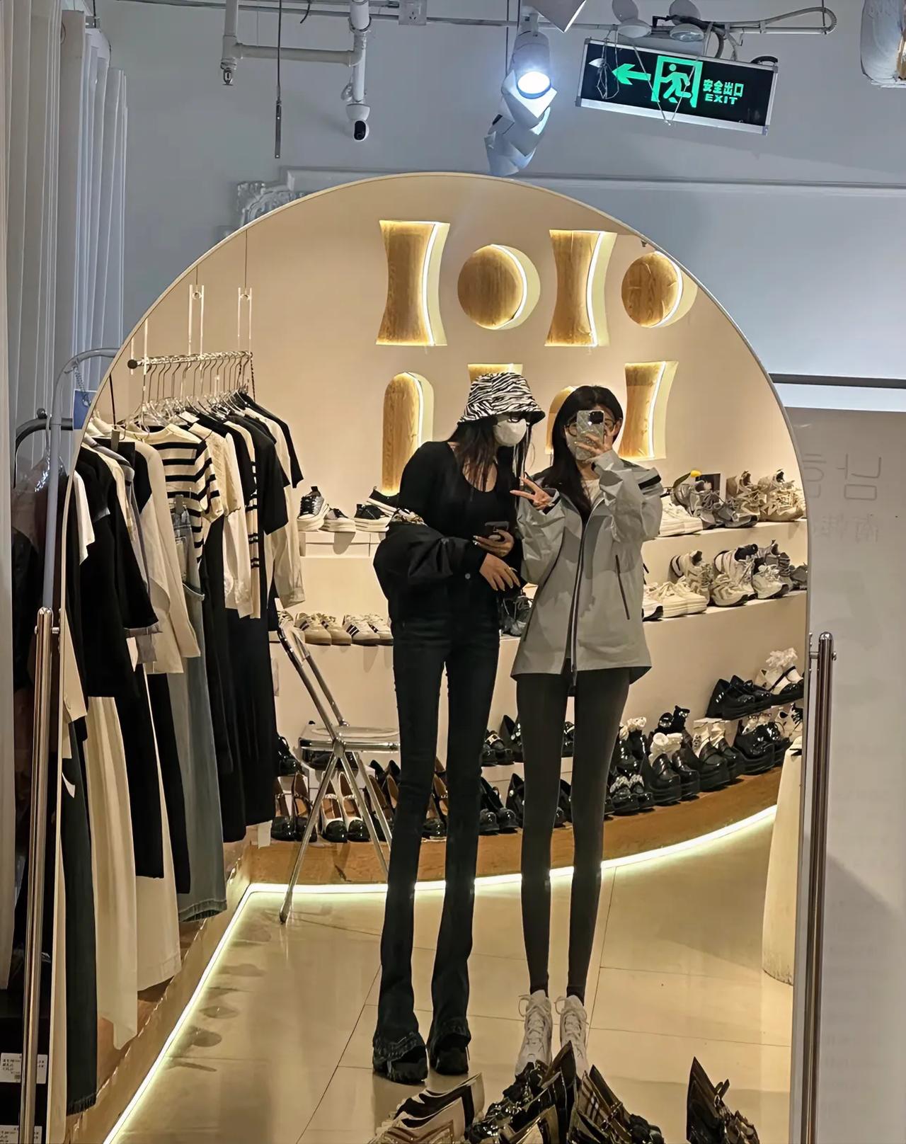 我太想吐槽卖衣服店里的镜子了，那可不是一般的镜子，是“魔镜”。就非得穿衣“显瘦”