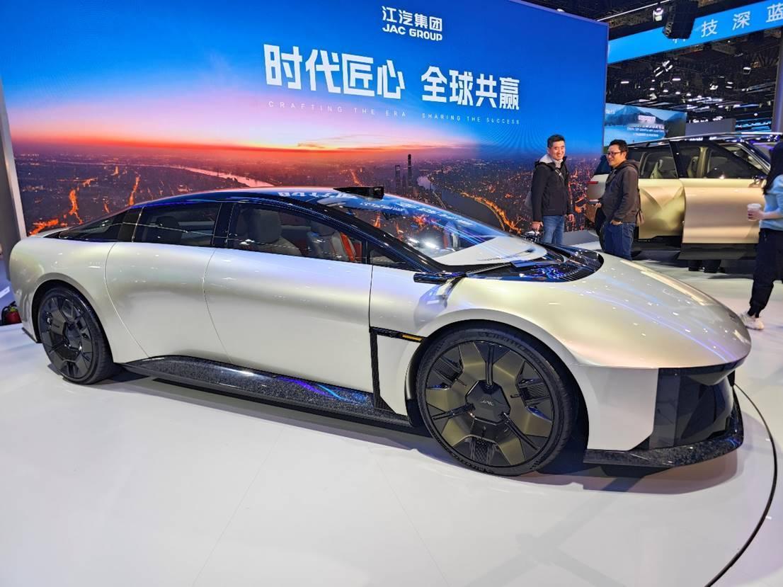 在2025上海国际车展上，江汽集团带来了两款基于DEFINE平台打造的两款全新原