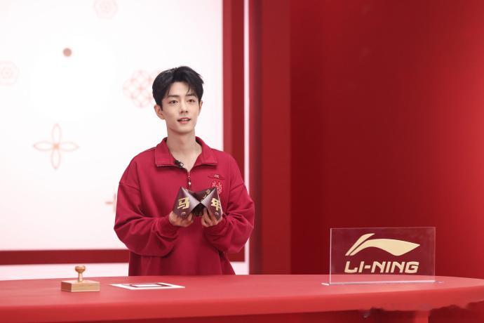 肖战穿新衣探新趣与肖战一起提前感受新春氛围肖战穿新衣探新趣 ，与肖战一起提前感受