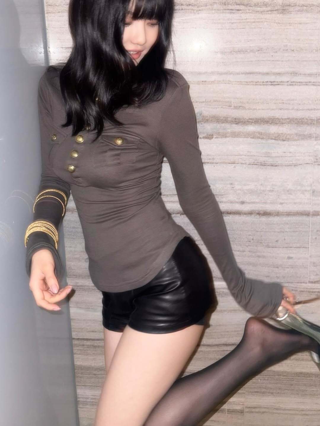 宁艺卓近照身材真的太好了，这样的腰和腿，我做梦都想有