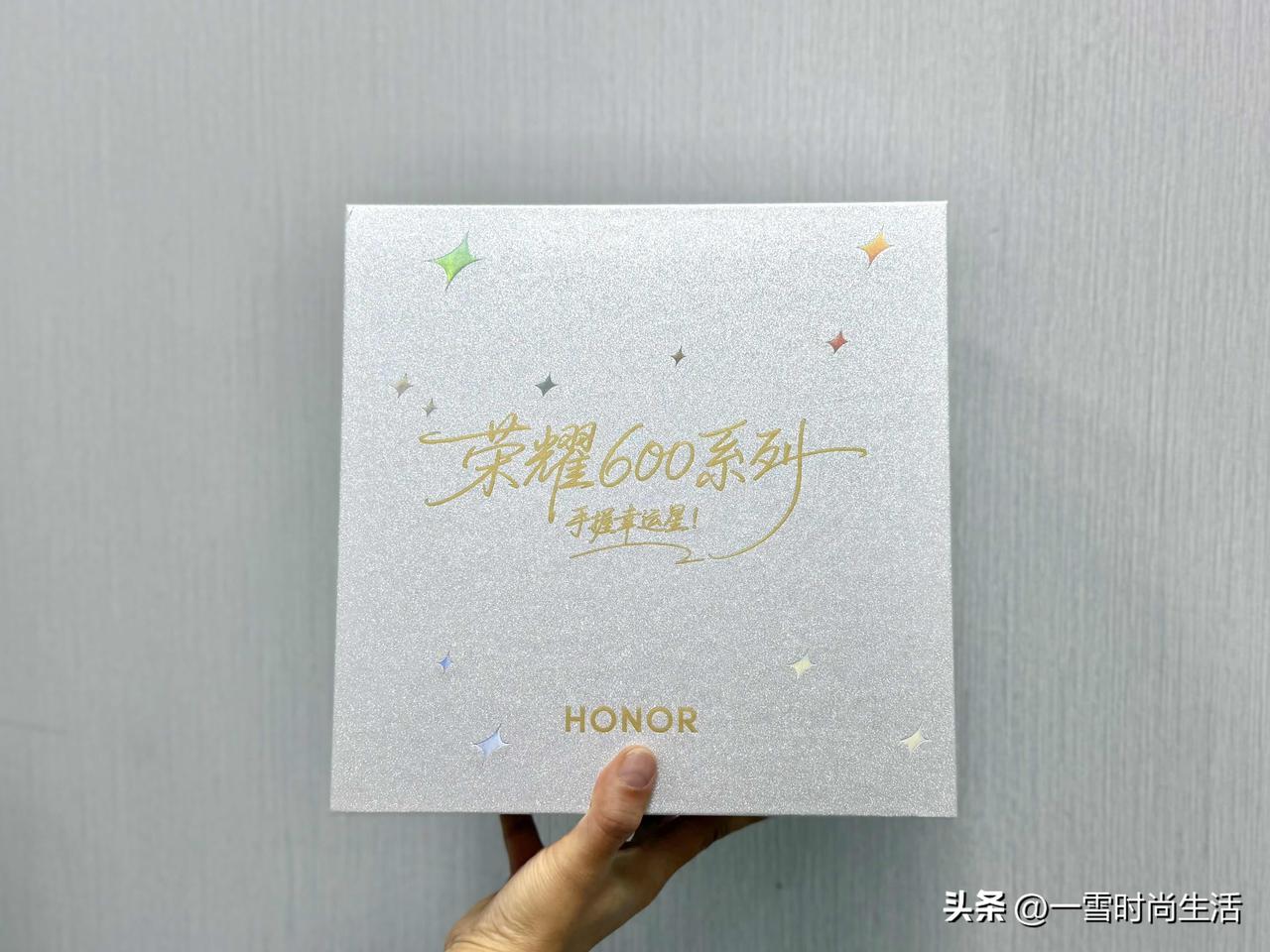 来自荣耀600系列的邀请函，很贴心的给了星巴克的杯子和咖啡券，不多说了，下楼喝咖
