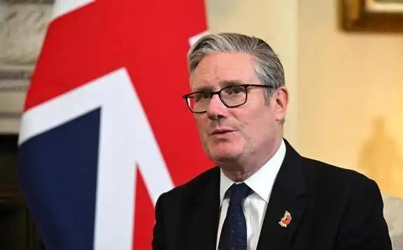 英国有样学样，青出于蓝而胜于蓝。原来就跟着荷兰学做海盗，现在跟着荷兰学抢劫，要抢