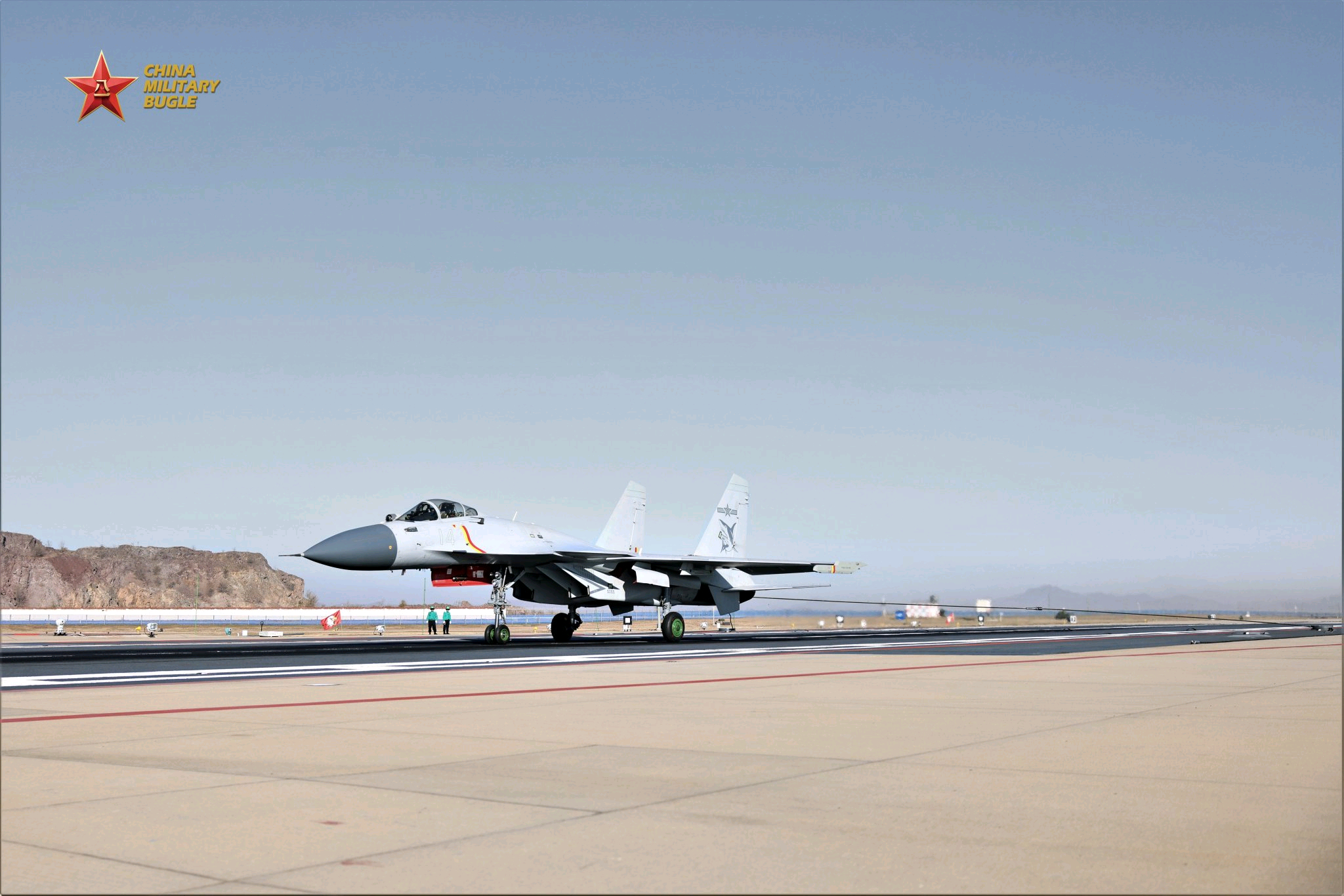 海航大某基地，阻拦着舰训练歼-15阻拦着陆、阻拦索复位/检查/更换、跑道异物检查