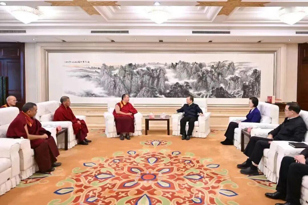 就在春节的喜庆氛围下，北京突然收紧了防线。李干杰与班禅的这次握手，直接切断了境外