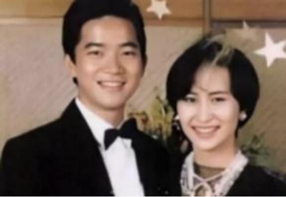 1990年，何超琼正在酒店和陈百强约会，何鸿燊却派人围堵了酒店，并且对陈百强放话