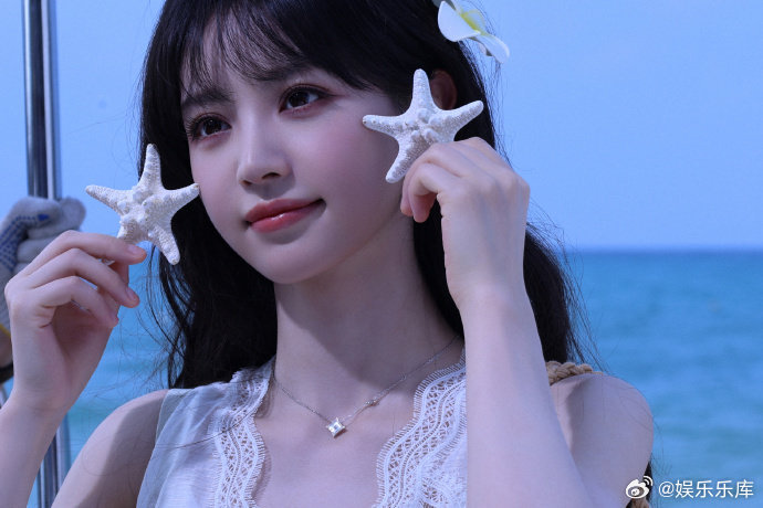 比夏天先来的是田曦薇的星星海 出门逛街真的处处藏着惊喜呀～穿梭在热闹商圈与城市街