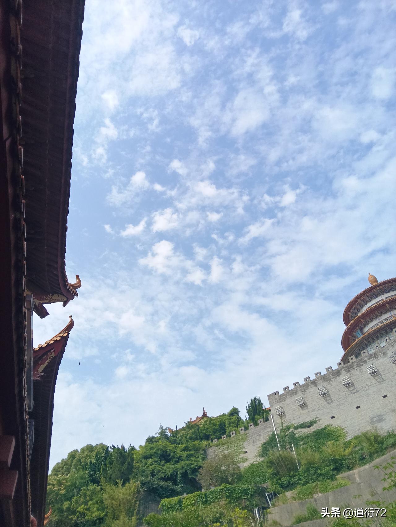 然而，在另一场日本队与突尼斯队的比赛中，这位解说员的解说引发了争议。
“日本”本