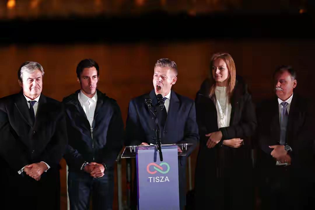 匈牙利总理欧尔班领导的执政联盟在国会选举中失利后，欧盟委员会主席冯德莱恩第一时间