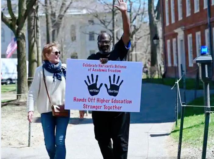 看来胳膊拧不过大腿了，名校哈佛突然摊上大事，特朗普政府直接一纸诉状把这所顶尖学府