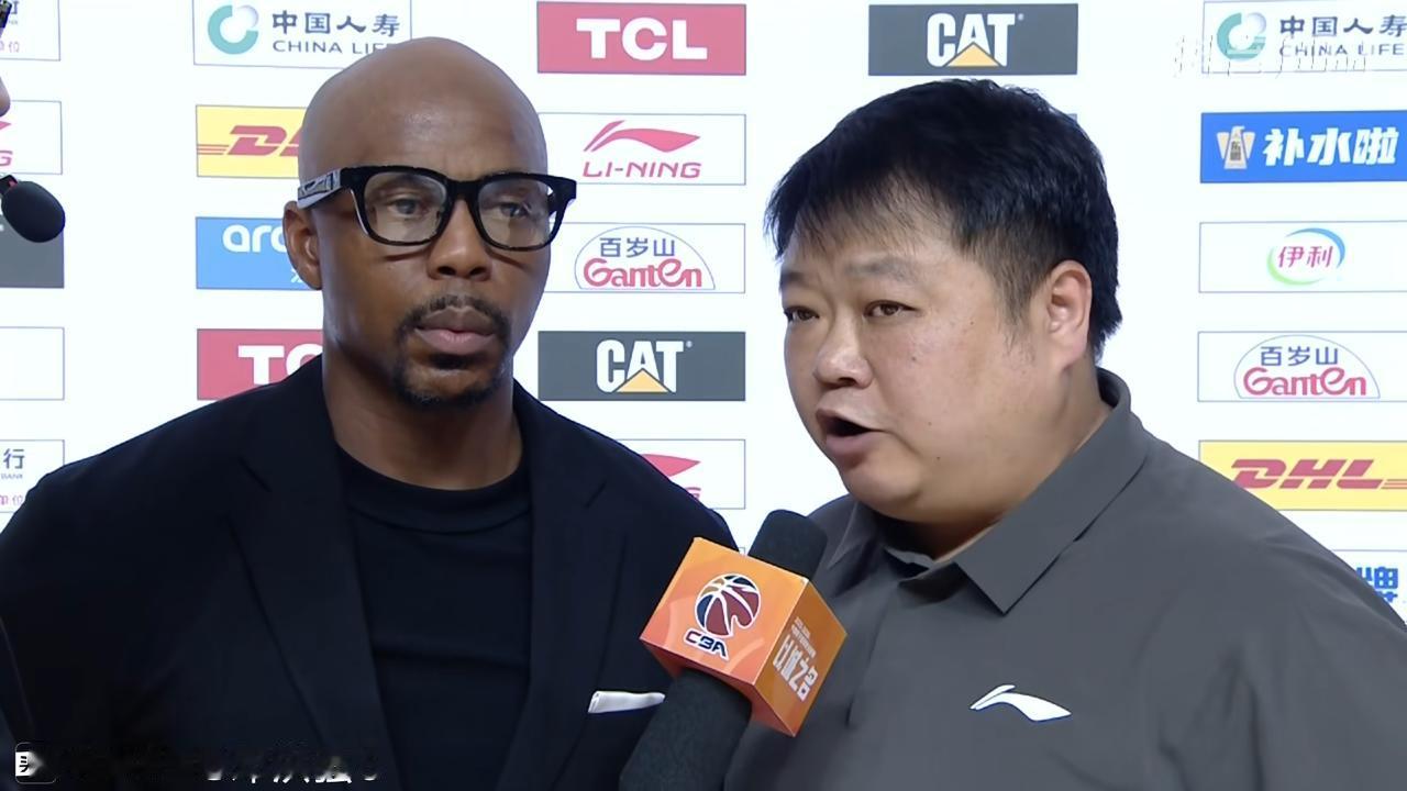 米切尔在看到了季后赛暑光时不再由球员自由发挥了，而是严格要求球员执行教练的技战术