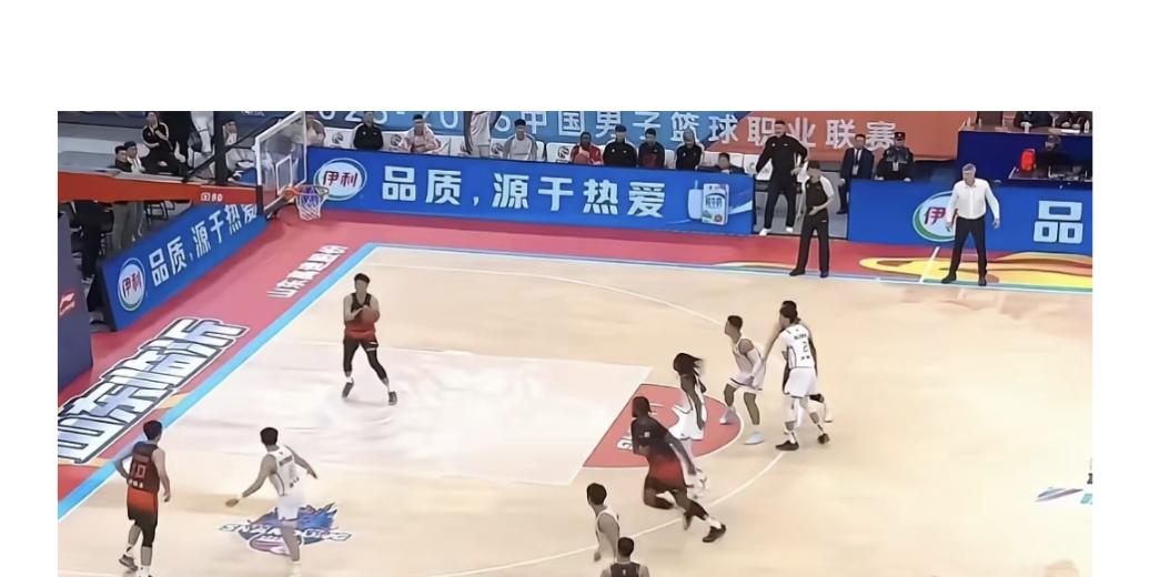 看不懂，最后一博邱彪布置的什么战术。

山东高速男篮主场迎战已经并非强队的深圳队