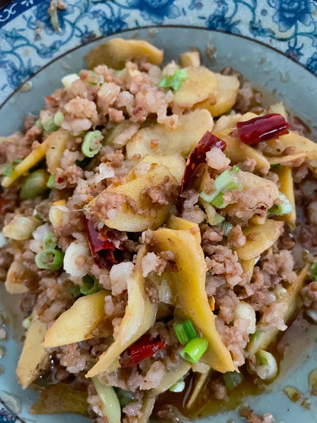 #秋日生活打卡季#
#秋日暖食# 
沫肉、香肠、猪皮、红豆汤、鱼腥草，本想做个蔬