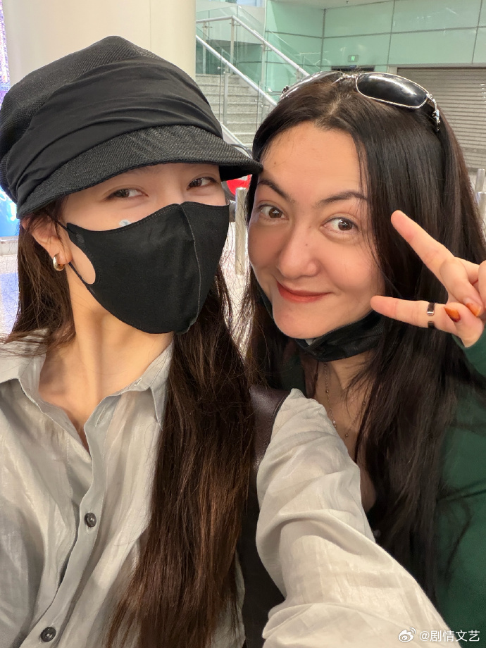 者来女发长文告别乘风2026 看完者来女的收官长文满是不舍，晒和各位姐姐的合照记