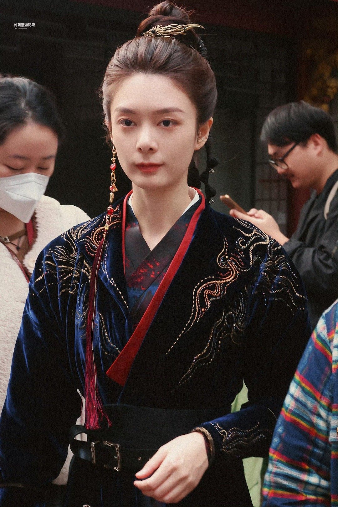 傅菁文荣奖红毯 一袭战袍披身，傅菁从气质到眼神都写着“生人勿近”的帅气感，谁敢不