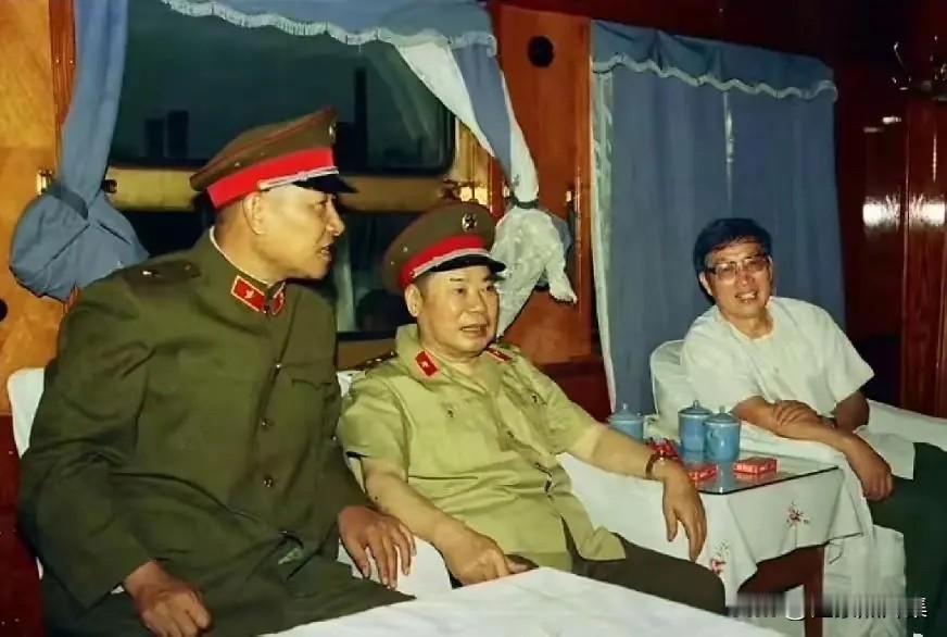 上世纪80年代，杨得志与李九龙以及烟台市委书记王济夫到赴烟台开展国防与地方建设视