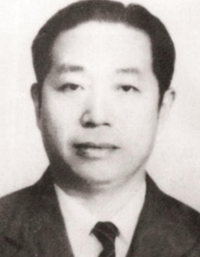 1945年，日本投降后，日军少将决定将10万支步枪、数百万发子弹交给一个地下党员
