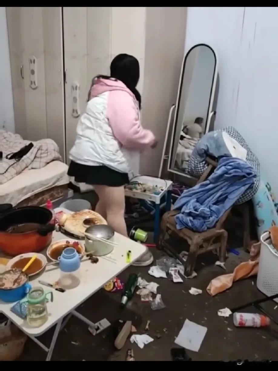 一个被窝睡不出两种人！女子精心打扮一番，出门参加同学被老公吐槽。看到满屋里的脏和