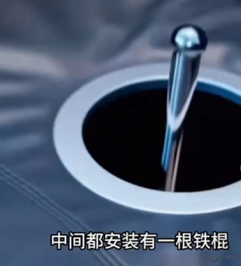 搞事情，商场里的按摩椅不能随便坐，小心菊花爆满山！
有网友说商场里的按摩椅上安装