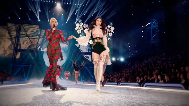 十年前Lady Gaga 亮相#维密大秀#，带来热单Million Reasons 白万理由表演，现