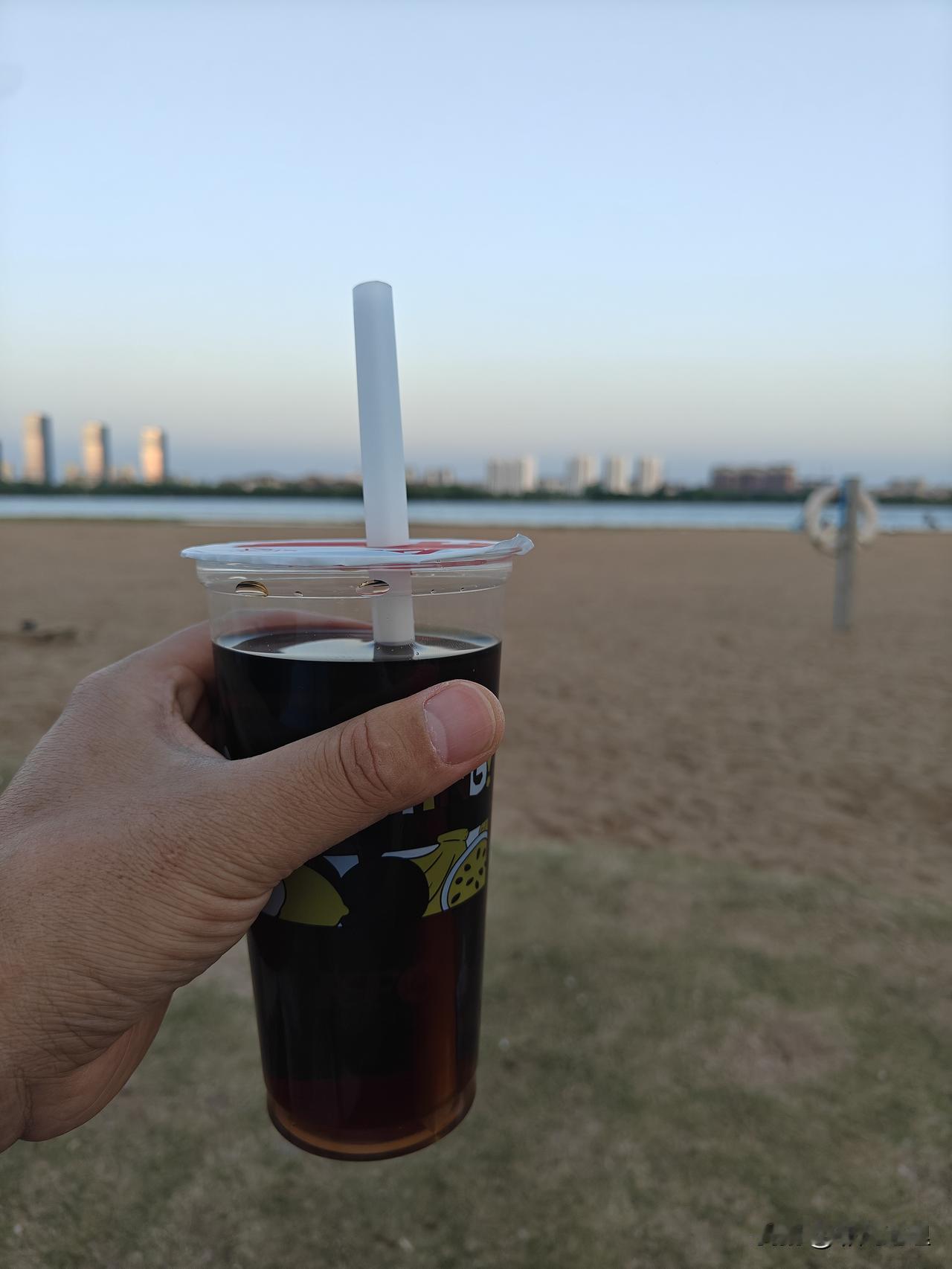 可惜你不认识我，不然你就可以来找我！我领你到河边烧烤，露营，划船，打牌放风筝……