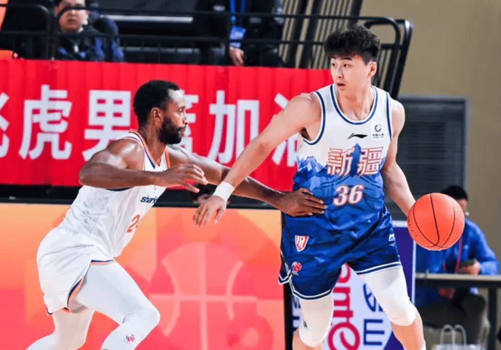 葛浩然全场8中2，三分4中1得到5分1篮板1助攻