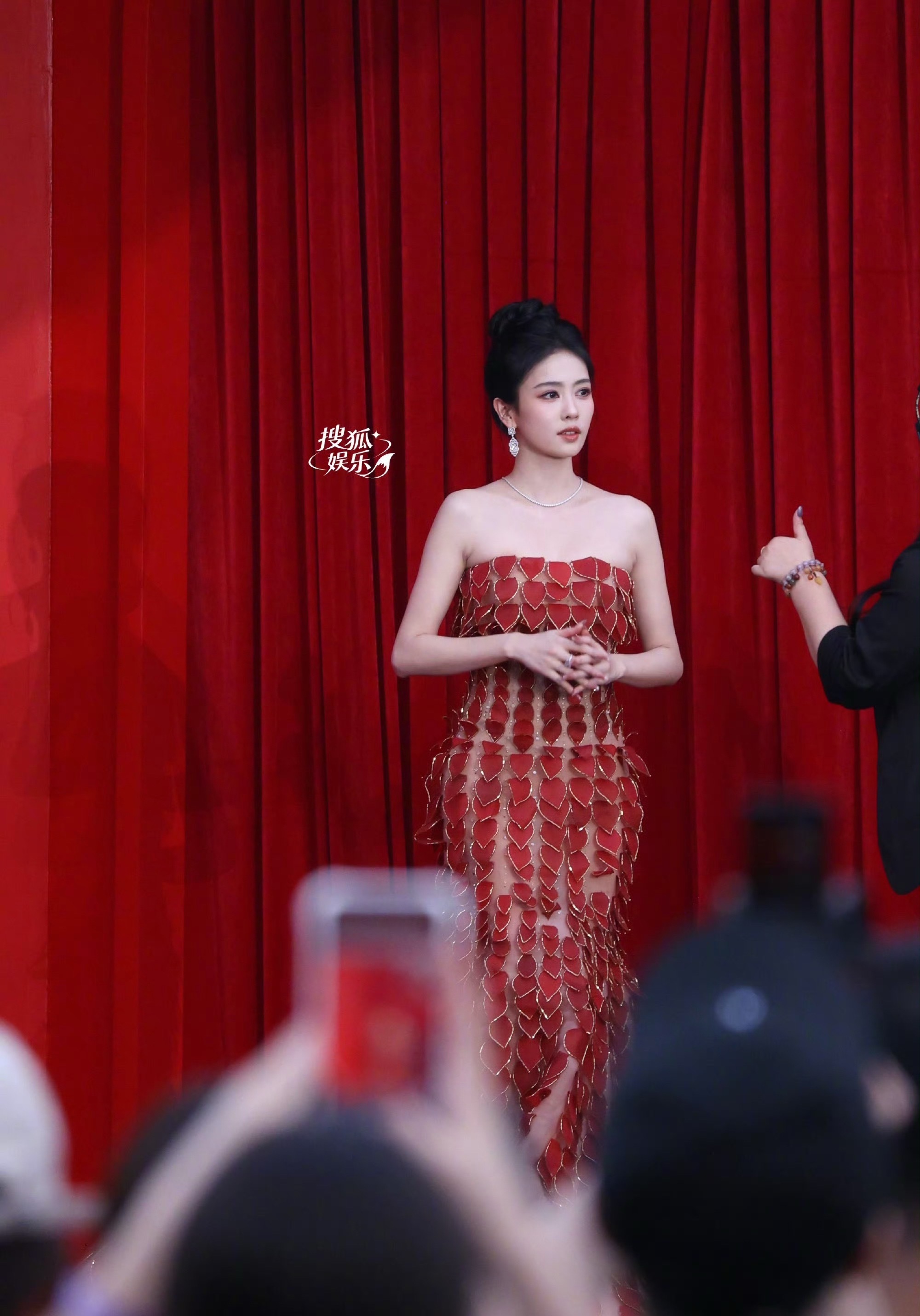 白鹿 古堡女爵 这套红色爱心裙尽显丰腴美[嘻嘻]女性魅力 ​​​