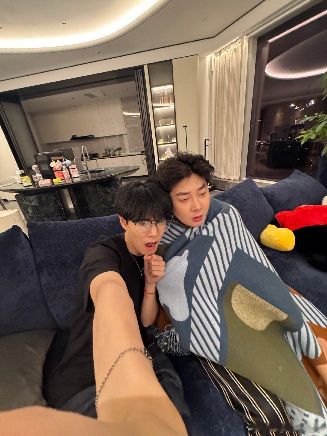 小黄豆和北瓜也在看枭起青壤 闺蜜二人组追剧名场面！看悬疑向内容吓得抱头蹲防，苹果