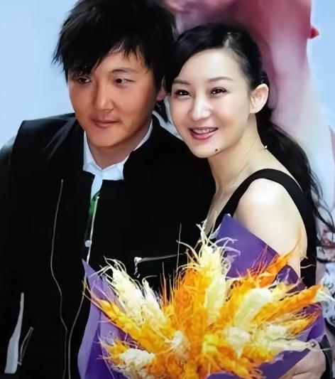 1999年，成名后的孙楠抛弃了同居10年的女友辛欣，转身娶了神交已久的买红妹。1