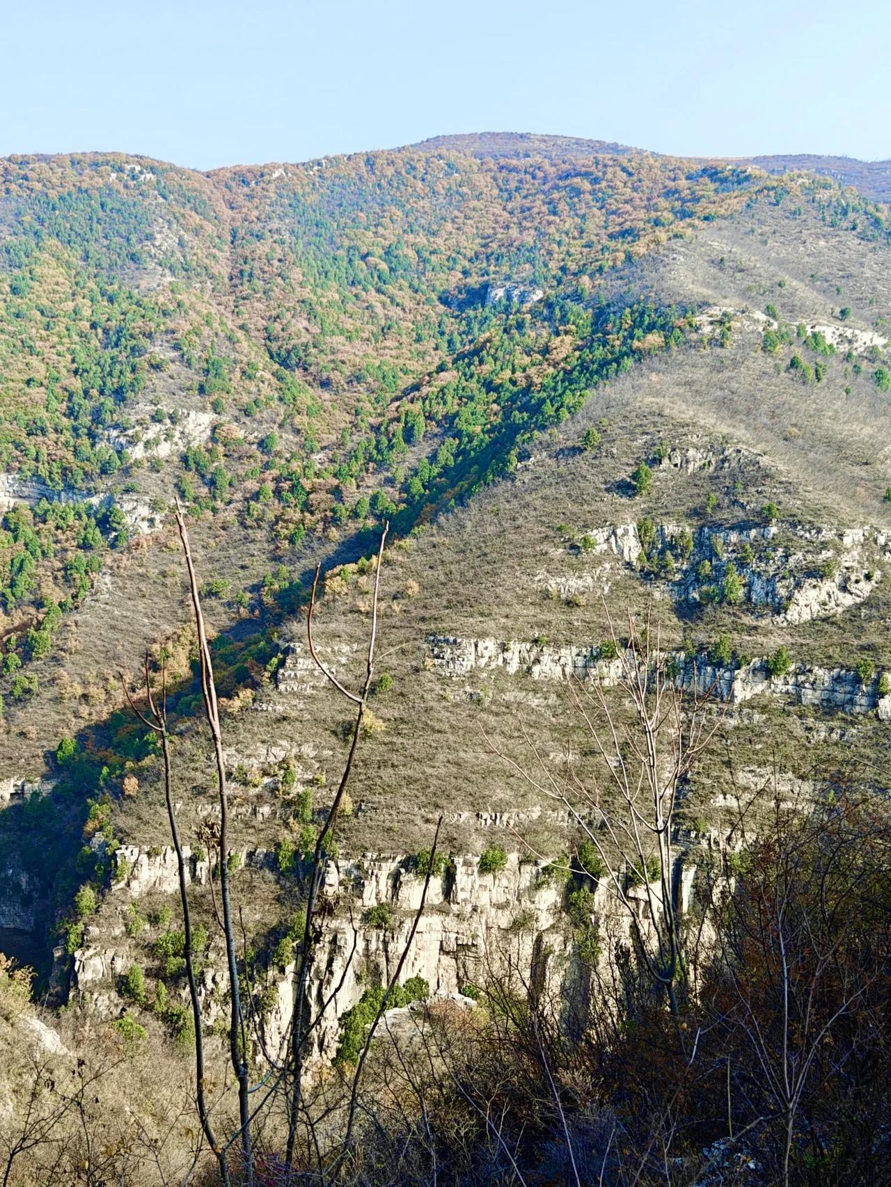 我对苍山望不够，
苍山回我万古秀。
石崖错落添奇景，
林壑幽深隐玉流。
日月穿梭