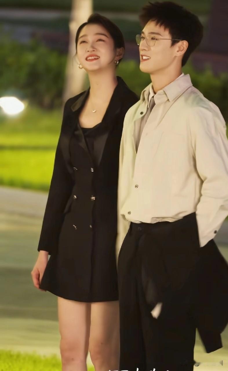 李昀锐
1996年8月24日出生
出身体制内家庭，身高182cm
毕业于全国排名