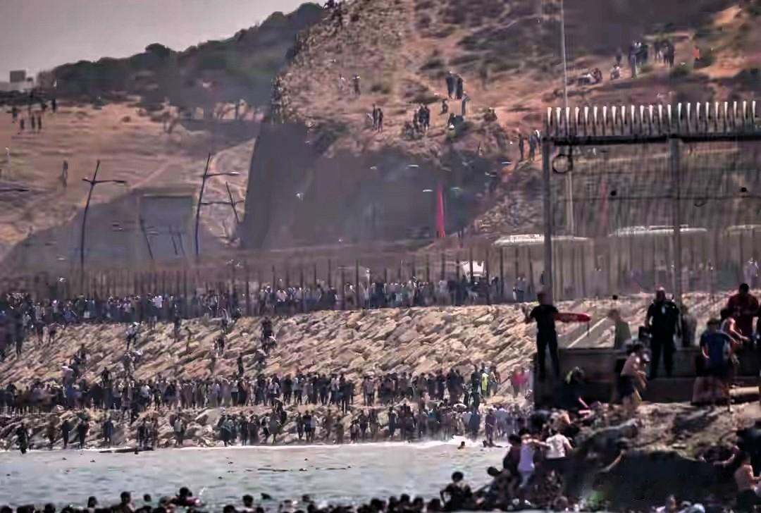 小城瞬间承压过载，欧洲边境危机突然爆发
 
在地中海沿岸，西班牙有一座特殊的小城