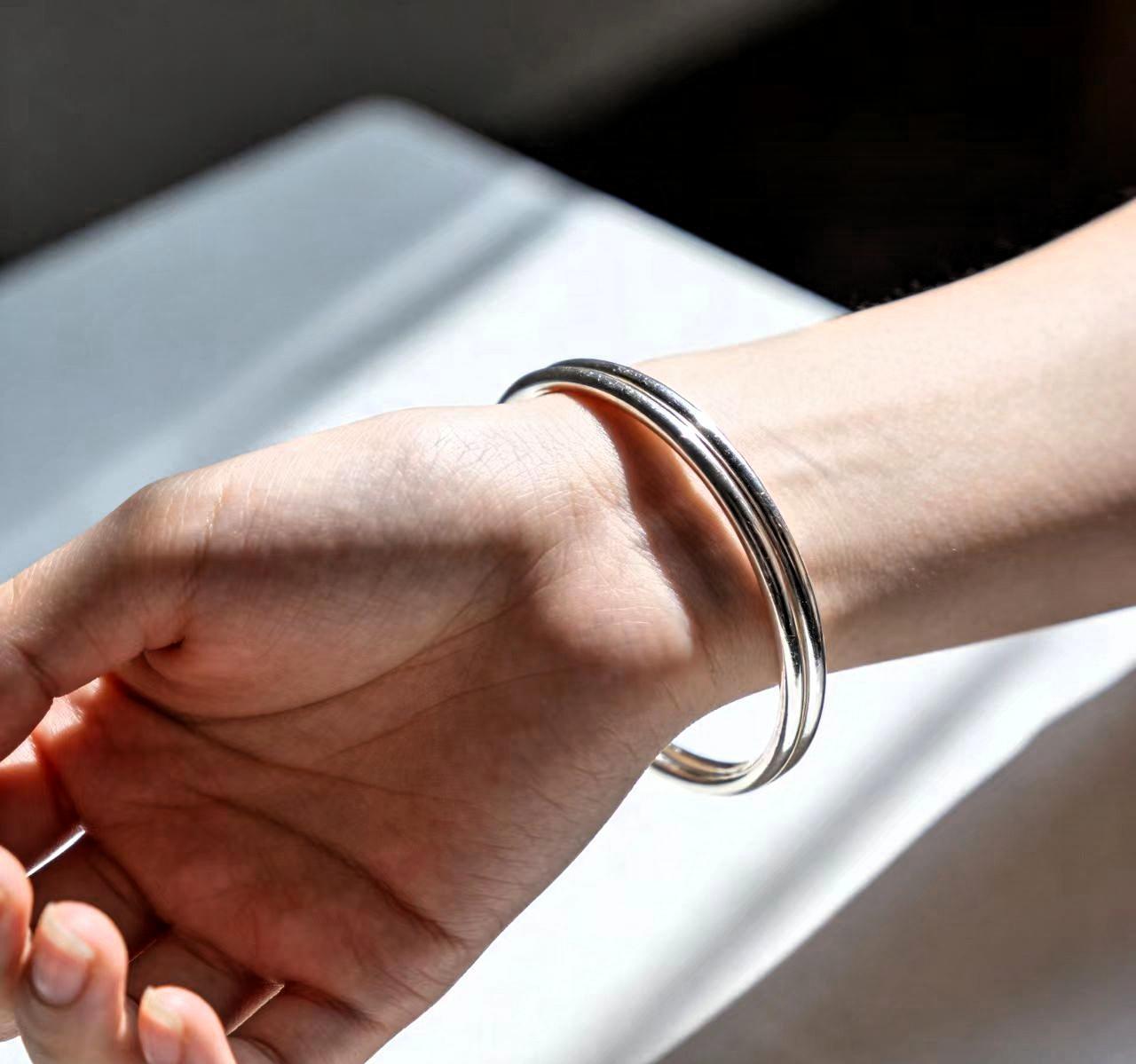 12月31日，
难怪都在买银镯子！
不是因为银价低，
而是因为这戴起来真的有气质