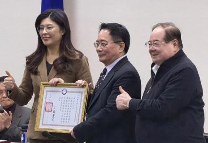 雪中送炭！
郑丽文给蔡正元颁奖，
笑开花了！


蔡正元今天心情很不错。
他虽然