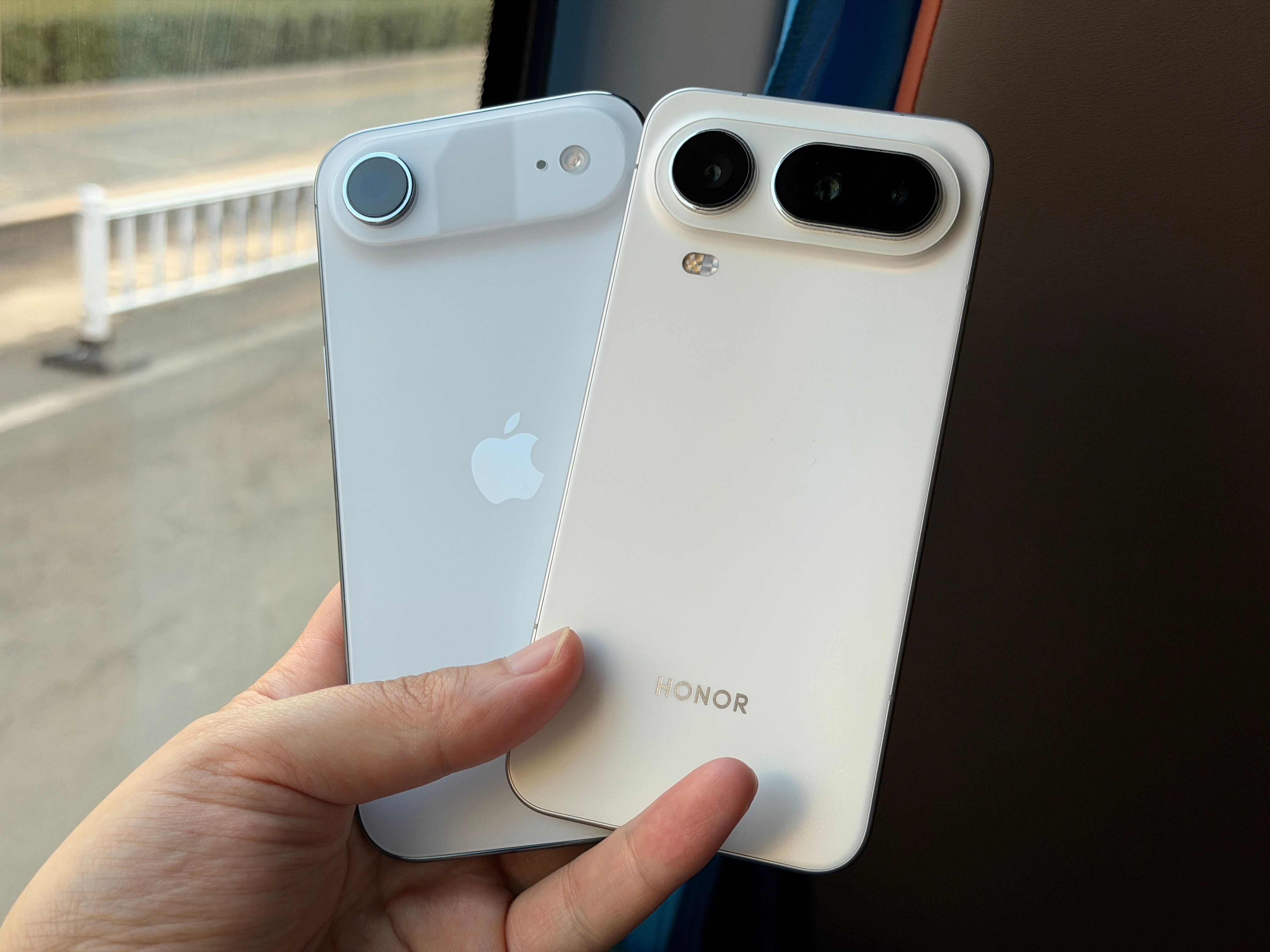 白色的手机 是真的好看就看不厌的那种精致感