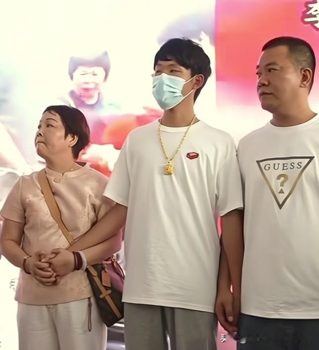 叶锐聪妈妈出手阔绰送儿子大金链子。
当初叶锐聪8个月大的时候，脖子上就带金牌，人