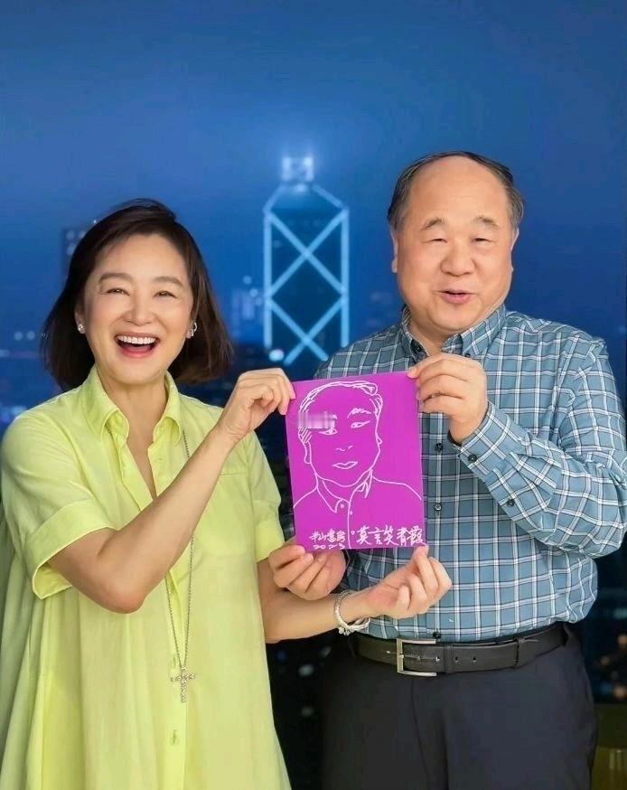 跨界友情，字画传情，令人神往。莫言送书法“青霞书房”，青霞回画“莫言笑青霞”，两
