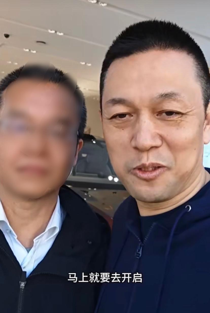 现在李斌看着也非常疲惫，联想到前几天发布会上，坐在观众席上一脸憔悴的雷总，突然感