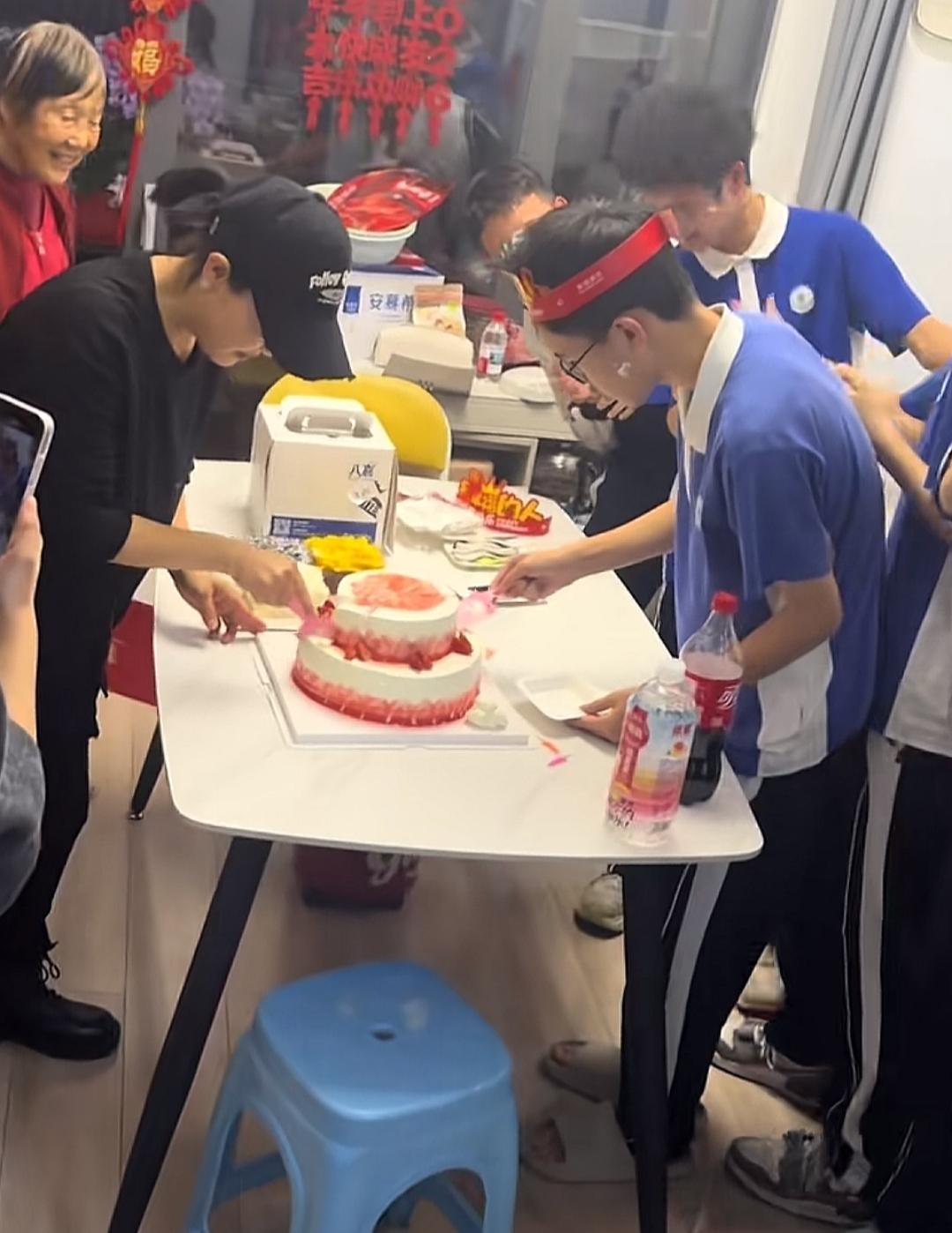 孙辉这生日排场挺大的，光同学就是10多个，清一色的男同学，看来孙辉在学校跟女孩子