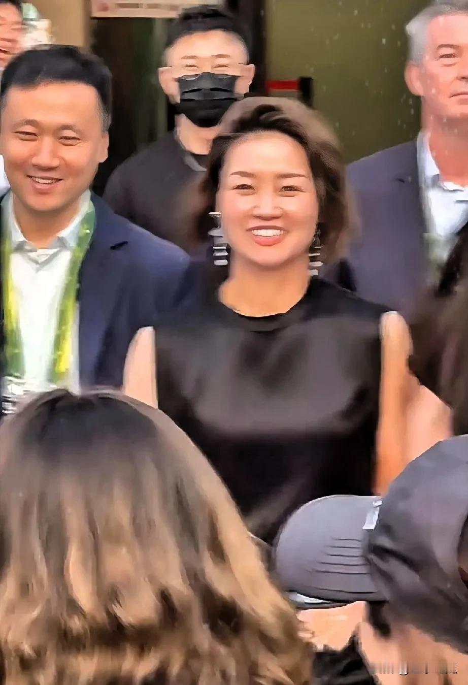 网球冠军李娜魅力如初，又飒又爽出席活动，笑容满面，美丽如花，气质儒雅，时尚而不大