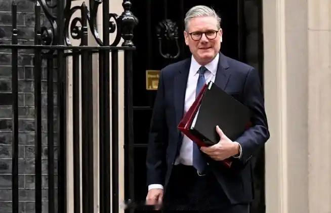 英国首相斯坦默的辞职，正好应证了无标签政客在当下时代天然没有生存空间，一句话，木