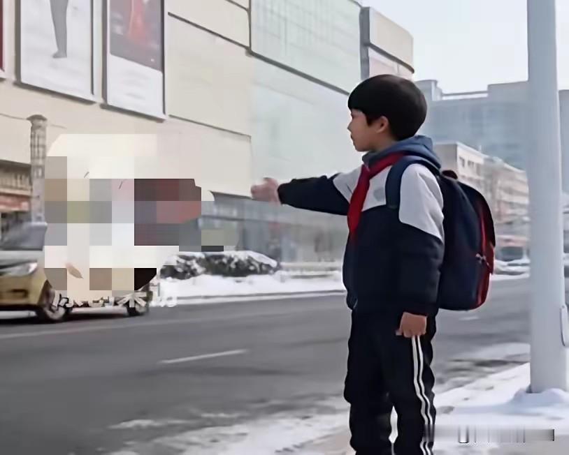 贵州，男孩补完课打车回家，下车付钱时余额不足，提出联系妈妈帮忙。

司机暖心回应