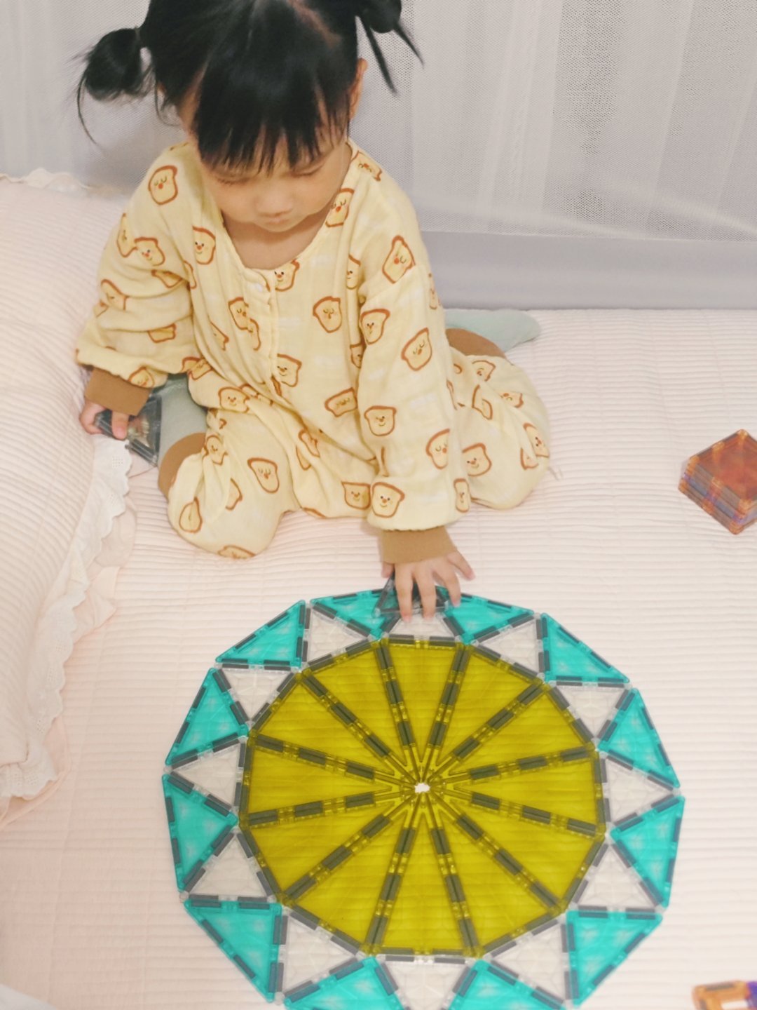 女儿：明天吃披萨正在思考她在哪见到过披萨的我：中 ​​​