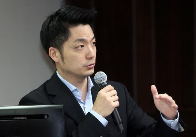 为什么郑丽文明知蓝营有韩国瑜、蒋万安这样的强将，却还要把初选放在年底以便让卢秀燕