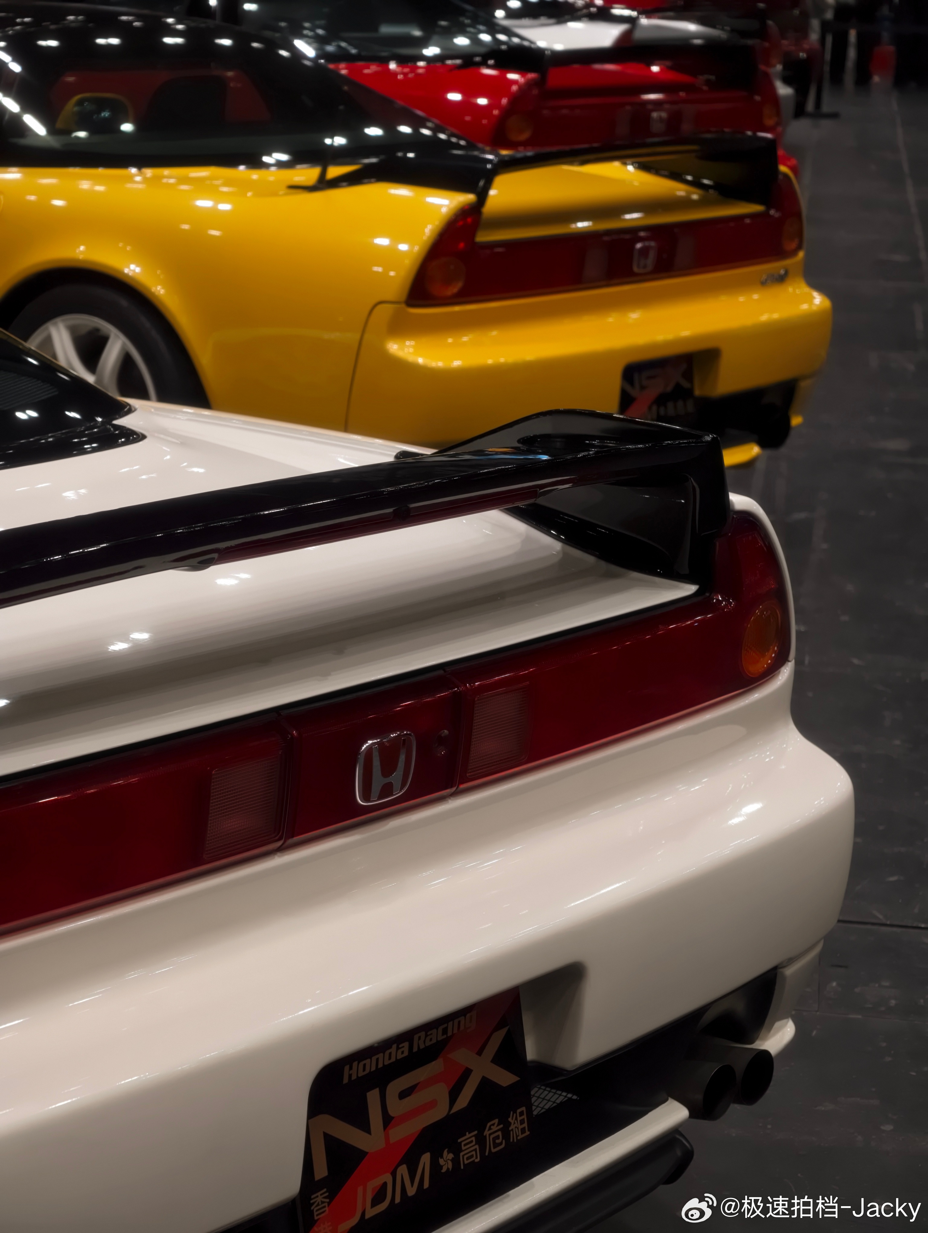 今天来看改装车展，顺手试试X300U的色彩还原没啥比车展更适合适合干这个的了。原