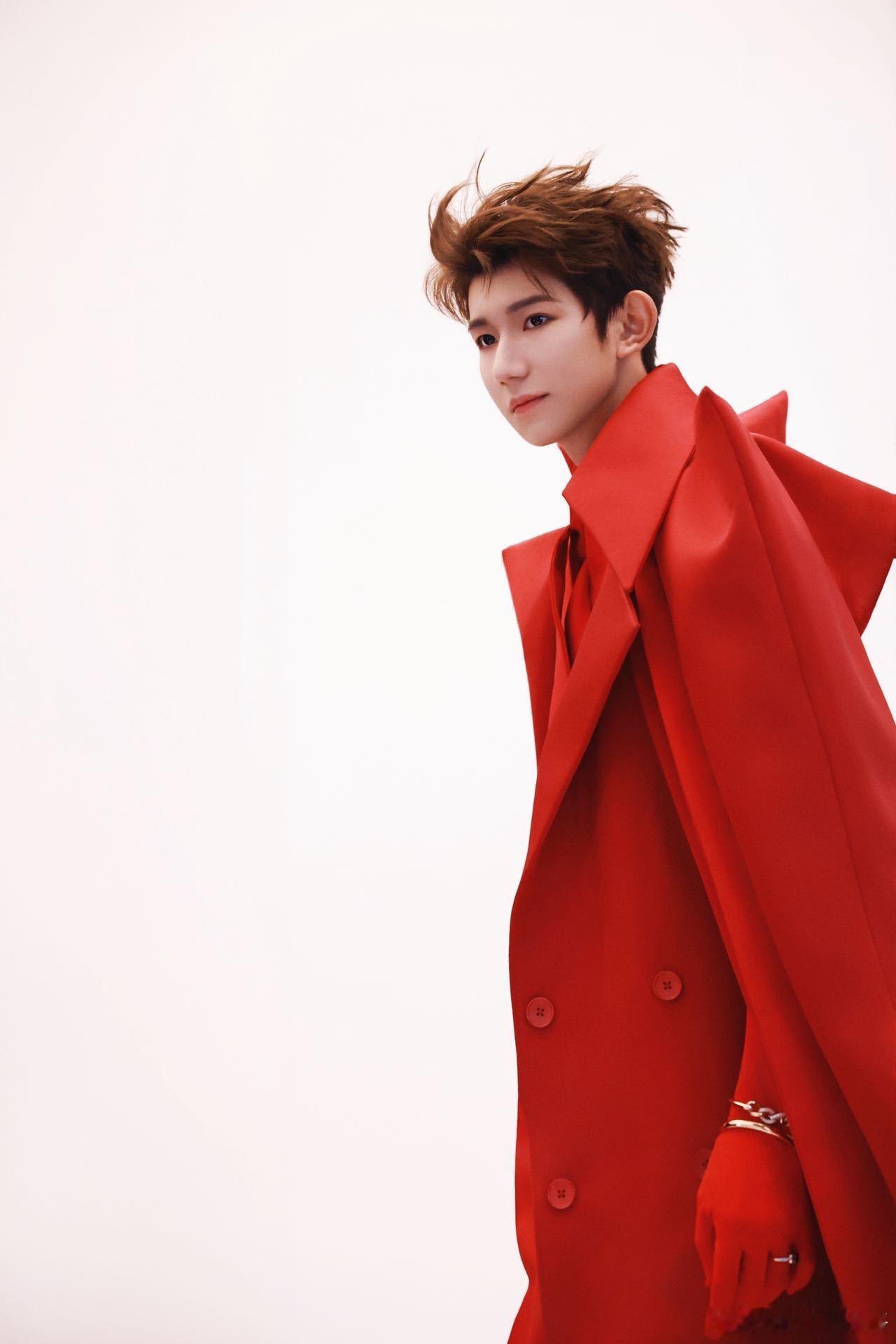 今日官宣客厅狂欢跨年演唱会，“2025最后一天和2026第一天一起度过”，王源对