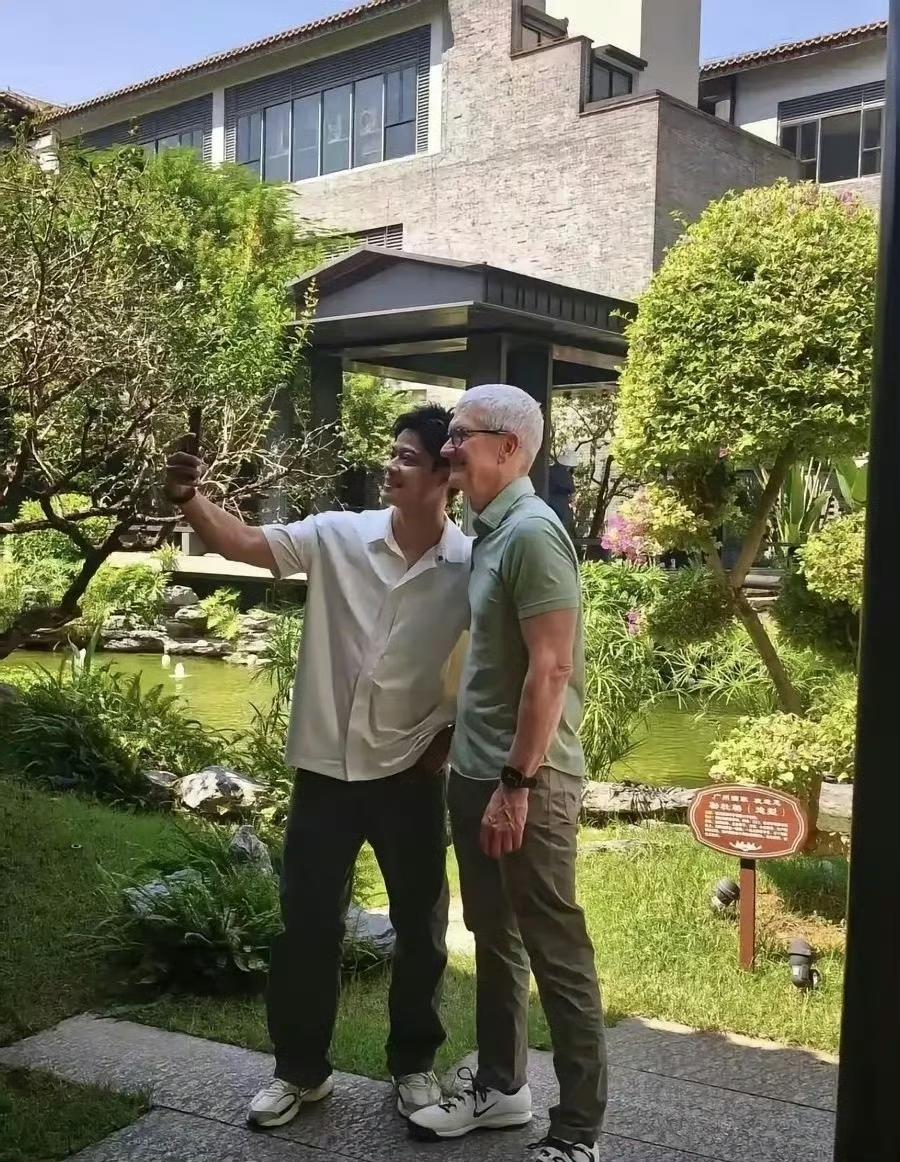 库克卸任苹果CEO后来到了广州。
外国人好像都愿意往中国跑，而中国人往外面跑。
